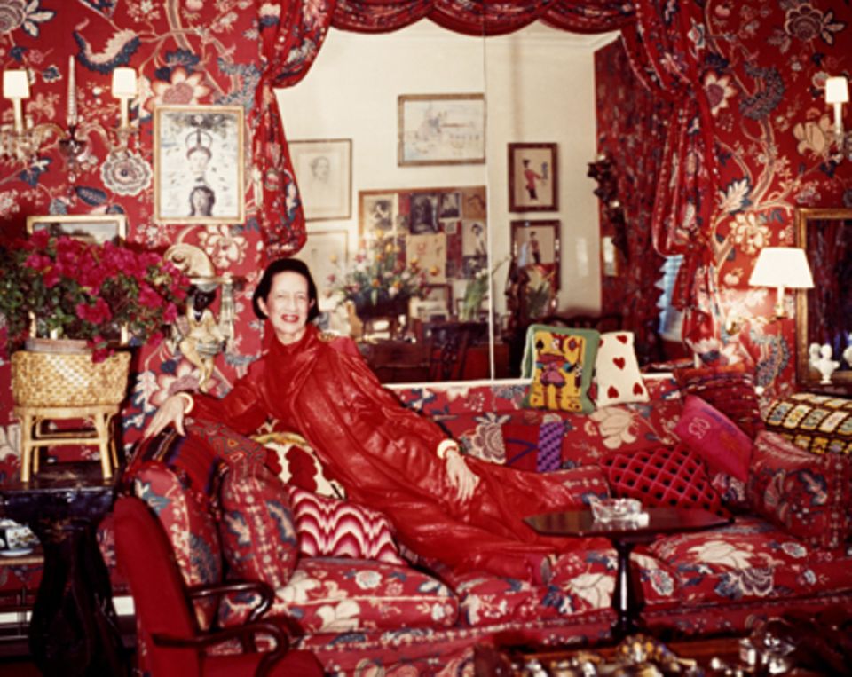 Rot ohne Ende, Texturen, Karo auf Paisley, geblümter Chintz neben Seidenstreifen, Silber, Schildplatt, Ebenholz, Muscheln, Gold. Rot ohne Ende, Texturen, Karo auf Paisley, geblümter Chintz neben Seidenstreifen, Silber, Schildplatt, Ebenholz, Muscheln, Gold.