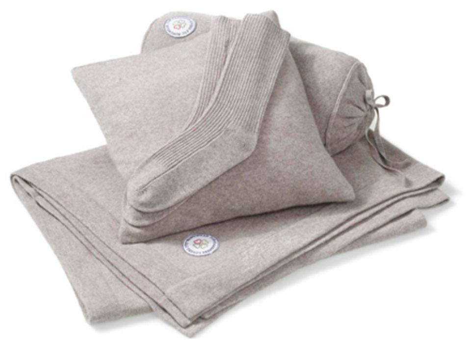 Kuschel-Kaschmir: die neue Homewear-Linie von FTC Cashmere. Decke, ca. 900 Euro, Kissen, ca. 150 Euro, Socken, ca. 100 Euro Kuschel-Kaschmir: die neue Homewear-Linie von FTC Cashmere. Decke, ca. 900 Euro, Kissen, ca. 150 Euro, Socken, ca. 100 Euro