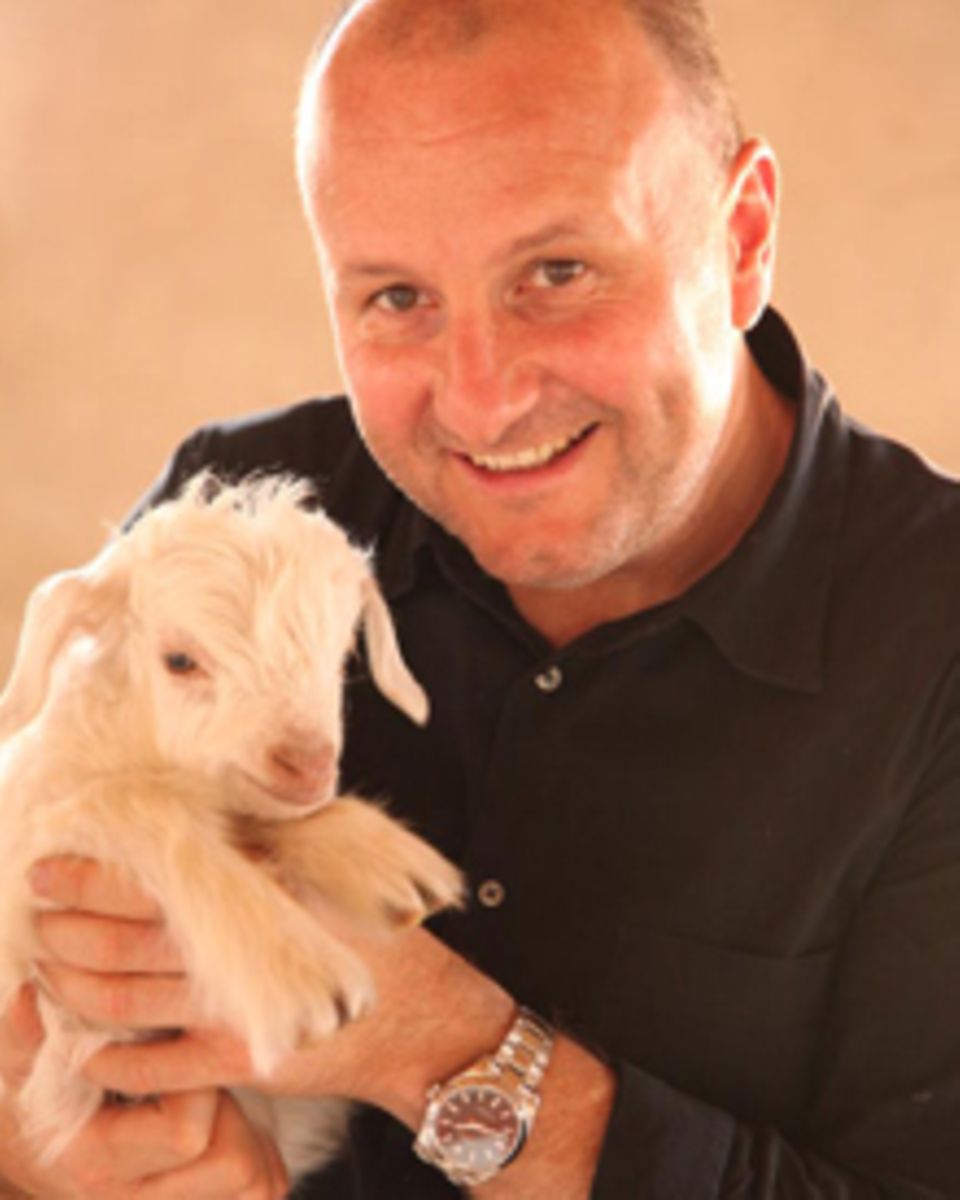 Andreas Knezovic mit Kaschmirziegenlämmchen. 2003 gründete er gemeinsam mit seiner Frau Jutta FTC Cashmere. Eine moderne Kollekt Andreas Knezovic mit Kaschmirziegenlämmchen. 2003 gründete er gemeinsam mit seiner Frau Jutta FTC Cashmere. Eine moderne Kollekt