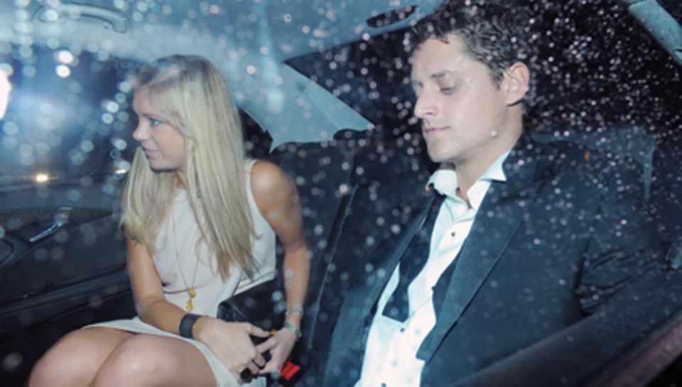 Chelsy Davy und Taylor McWilliams verlassen gemeinsam eine Party in London. Chelsy Davy und Taylor McWilliams verlassen gemeinsam eine Party in London.