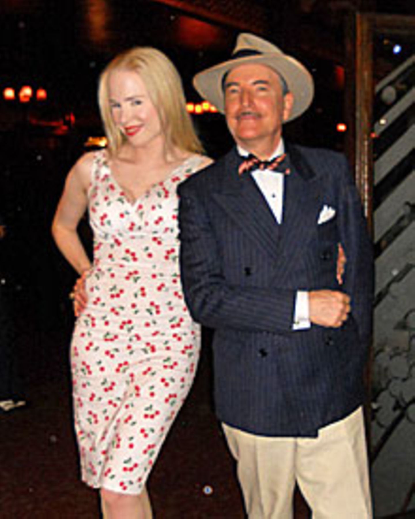 Ariane im Kirschkleid. An ihrer Seite Gentleman Maxwell DeMille, der ihr seinen "Cicada Club" zeigt. Ariane im Kirschkleid. An ihrer Seite Gentleman Maxwell DeMille, der ihr seinen "Cicada Club" zeigt.