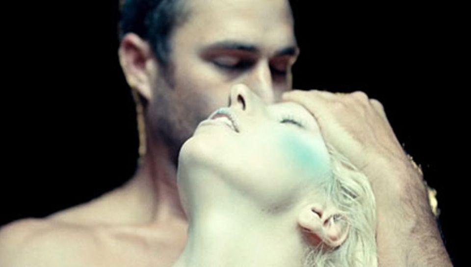 Lady Gagas neuer ist ein Werwolf - zumindest im Fernsehen. Auch in ihrem Video legt Taylor Kinney einen heißen Auftritt hin.