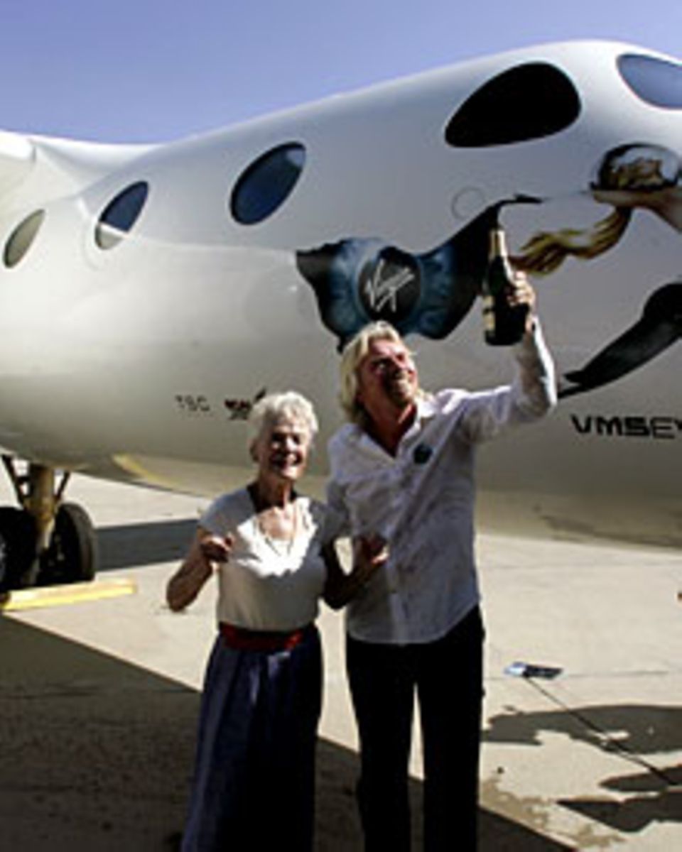 Alles hängt zusammen: Virgin-Chef Richard Branson mit seiner Mutter Eve, die von Kate Winslet vor den Flammen gerettet wurde, be Alles hängt zusammen: Virgin-Chef Richard Branson mit seiner Mutter Eve, die von Kate Winslet vor den Flammen gerettet wurde, be