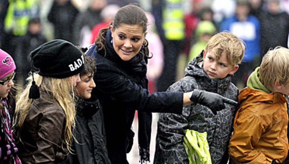Mit Kindern kann Prinzessin Victoria generell gut umgehen. Was sie sich selbst wünscht, einen Jungen oder ein Mädchen? Sie freue Mit Kindern kann Prinzessin Victoria generell gut umgehen. Was sie sich selbst wünscht, einen Jungen oder ein Mädchen? Sie freue