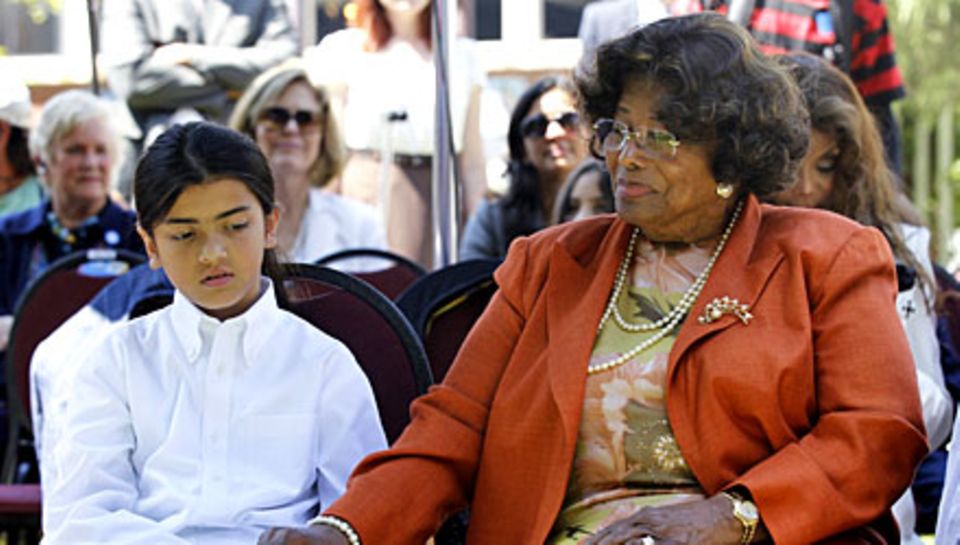 Katherine Jackson, hier mit Enkel Prince Michael II., genannt Blanket, gilt als die stärkste Kraft in der Familie. Katherine Jackson, hier mit Enkel Prince Michael II., genannt Blanket, gilt als die stärkste Kraft in der Familie.