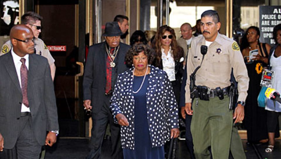 Großer Auflauf: Katherine Jackson, 81, vor dem Gerichtsgebäude. Hinter ihr folgen Ehemann Joe und Tochter La Toya. Großer Auflauf: Katherine Jackson, 81, vor dem Gerichtsgebäude. Hinter ihr folgen Ehemann Joe und Tochter La Toya.