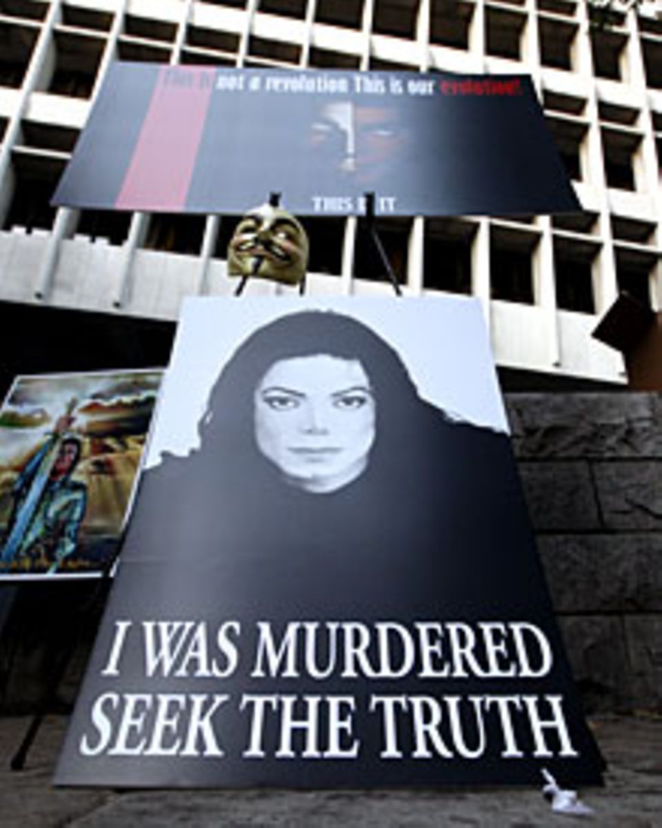 Vor dem Gerichstgebäude haben trauernde Fans Plakate aufgestellt. Vom Mord an Michael Jackson sind sie überzeugt. Vor dem Gerichstgebäude haben trauernde Fans Plakate aufgestellt. Vom Mord an Michael Jackson sind sie überzeugt.