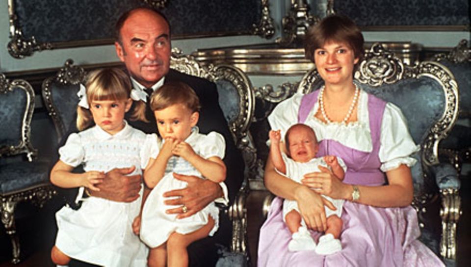 Die 16 Monate alte Elisabeth 1983 mit Schwester Maria Theresia auf dem Schoß ihres Vaters Joachim im heimischen Schloss Emmeram. Die 16 Monate alte Elisabeth 1983 mit Schwester Maria Theresia auf dem Schoß ihres Vaters Joachim im heimischen Schloss Emmeram.