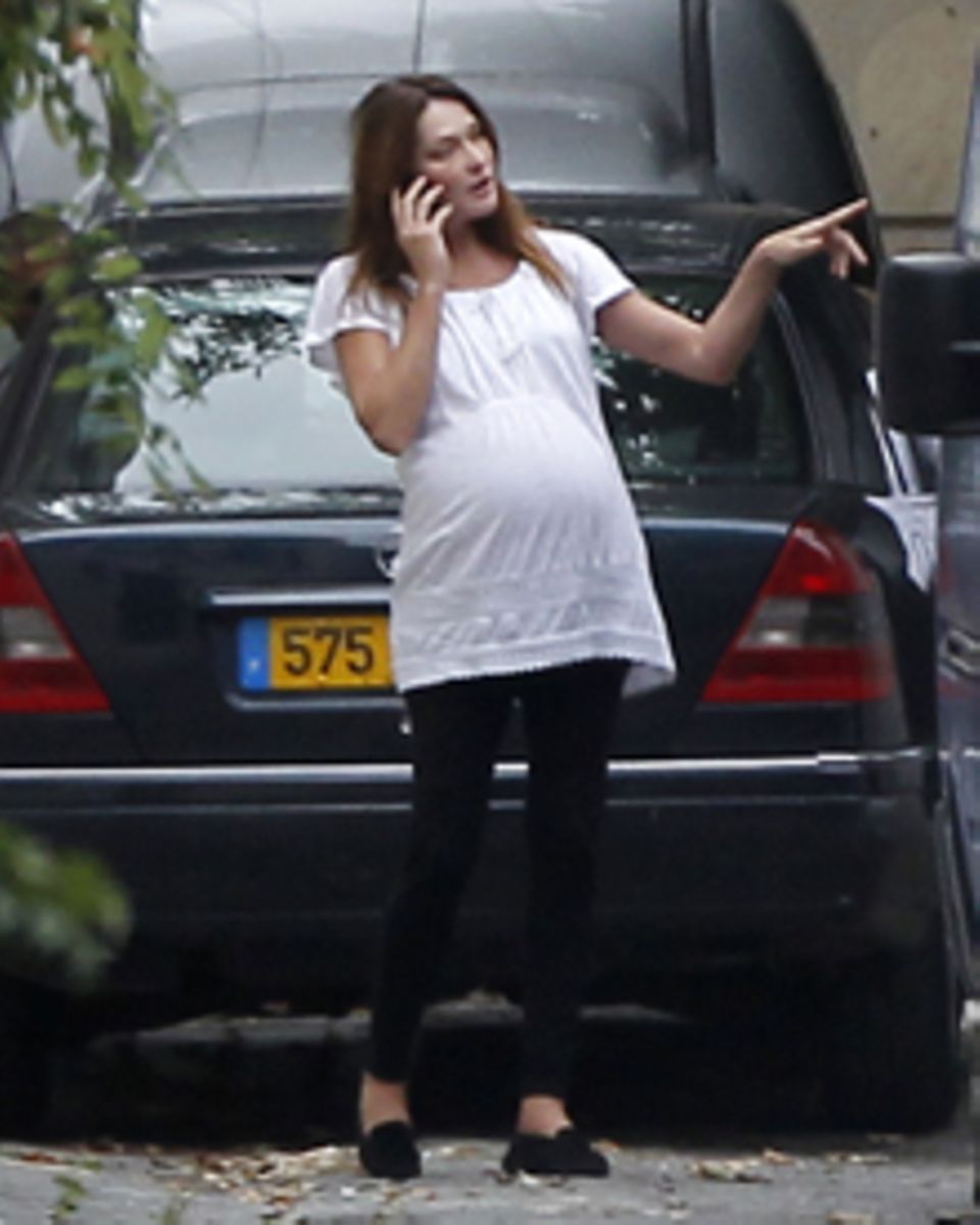Eine hochschwangere Carla Bruni vor ihrer Wohnung - am gleichen Tag, an dem Medien behaupteten, sie habe bereits entbunden.