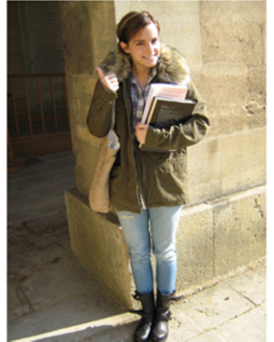 Emma Watson posiert mit Büchern vor der Universität Oxford. Emma Watson posiert mit Büchern vor der Universität Oxford.