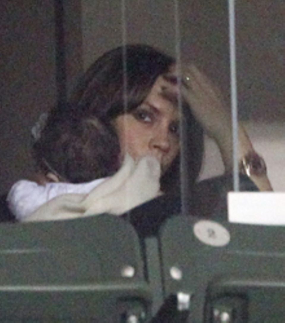Früh übt sich: Die kleine Harper bei ihrem ersten großen Fußballspiel, gut behütet von Mama Victoria Beckham.