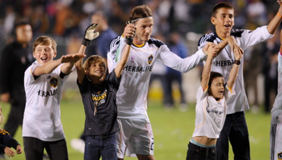 David Beckham und seine drei Söhne, Brooklyn, Romeo und Cruz, jubeln nach dem Sieg für "LA Galaxy". David Beckham und seine drei Söhne, Brooklyn, Romeo und Cruz, jubeln nach dem Sieg für "LA Galaxy".