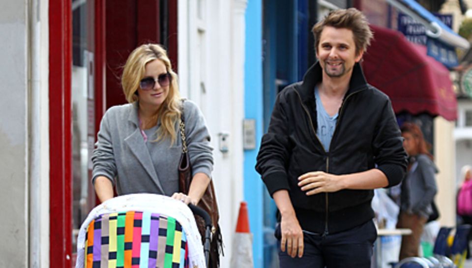 Mit Baby unterwegs: Kate Hudson und Matt Bellamy beim Bummel durch London. Mit Baby unterwegs: Kate Hudson und Matt Bellamy beim Bummel durch London.