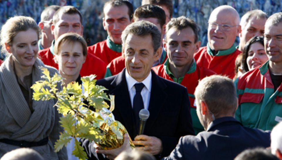 Frankreichs Präsident Nicolas Sarkozy bekommt von den Arbeitern zur Geburt seiner Tochter einen Eichenbaum geschenkt.