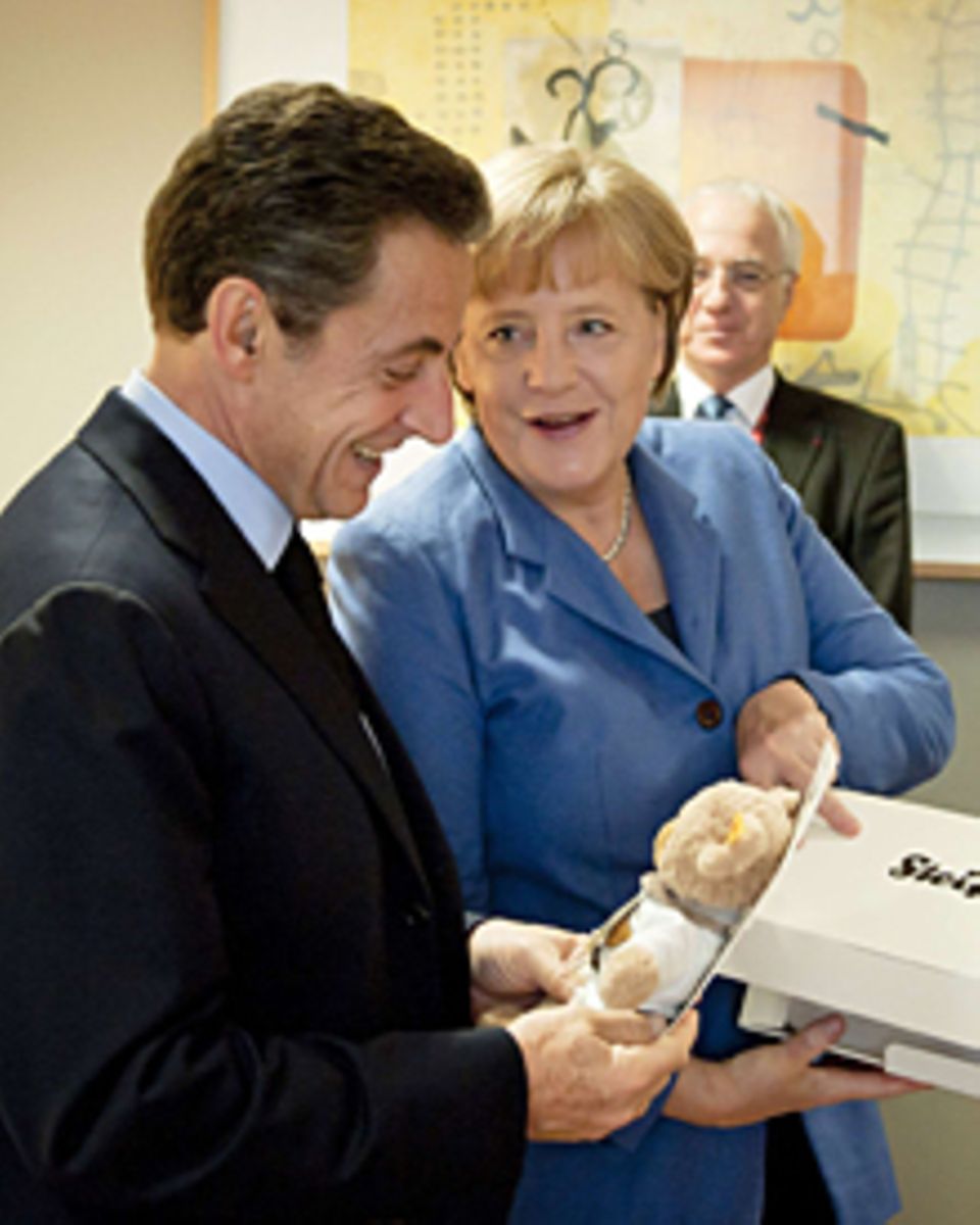 Nicolas Sarkozy nimmt in Brüssel an einer Sitzung der EU-Staats- und Regierungschefs teil. Kanzlerin Angela Merkel schenkte ihm Nicolas Sarkozy nimmt in Brüssel an einer Sitzung der EU-Staats- und Regierungschefs teil. Kanzlerin Angela Merkel schenkte ihm