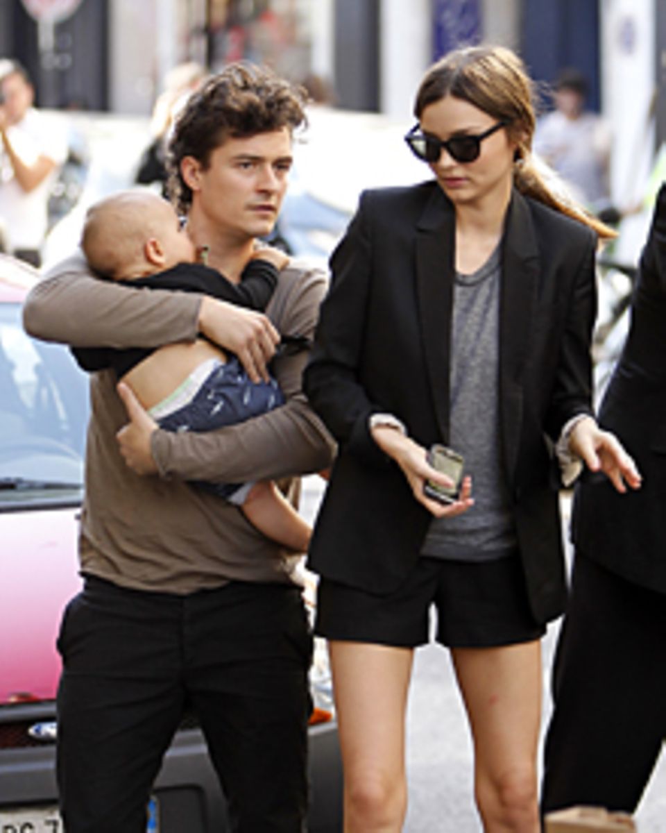 Arbeitsteilung: Während der Pariser Fashion Week überließ Miranda Kerr ihrem Ehemann Orlando den kleinen Flynn. Es läuft sich ja