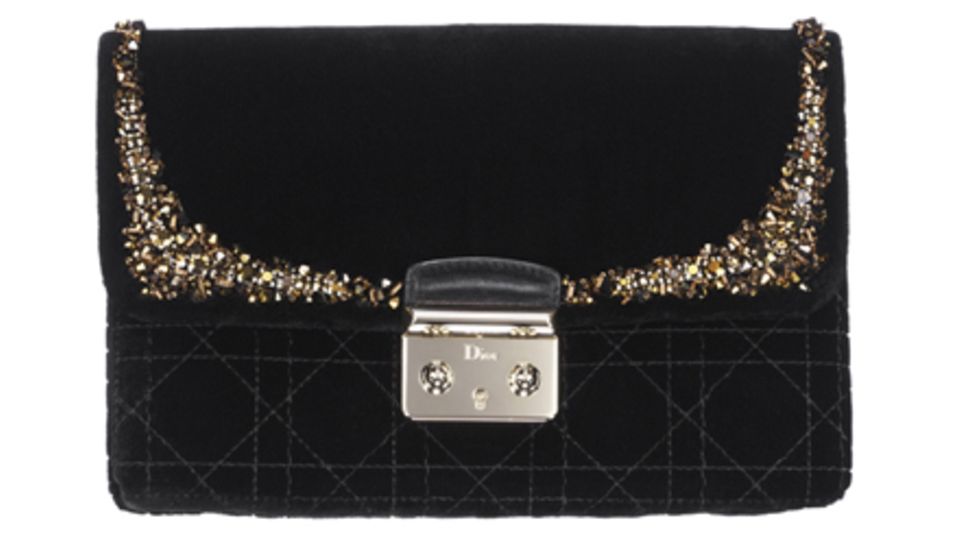 Goldig! Clutch mit Verzierung von Dior, ca. 1500 Euro Goldig! Clutch mit Verzierung von Dior, ca. 1500 Euro