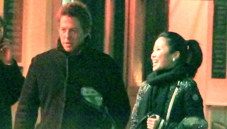 Is sie die Mutter des Kindes? Im Januar sieht man Hugh Grant und Tinglan Hong gemeinsam in London, jetzt ist sie schwanger.