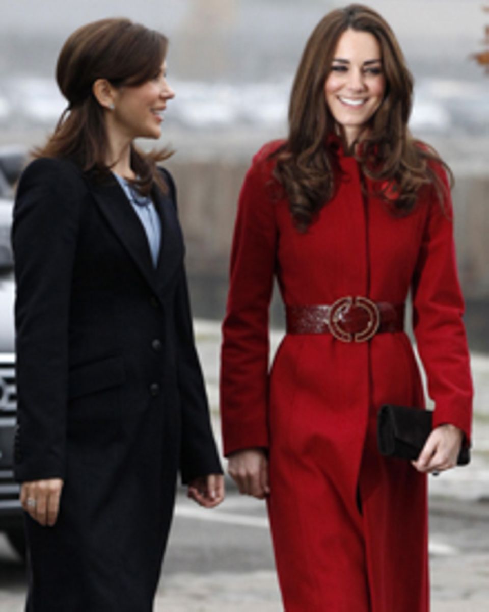 Die beiden modischen Prinzessinnen begeistert in gewohnt eleganten Outfits. Die beiden modischen Prinzessinnen begeistert in gewohnt eleganten Outfits.