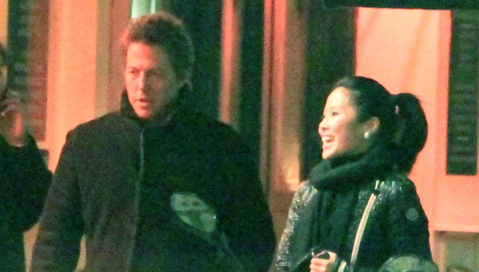Plötzlich Eltern! Mit der chinesischen Schauspielerin Tinglan Hong hatte Hugh Grant eine "flüchtige Affäre". Die Folge: Töchterc