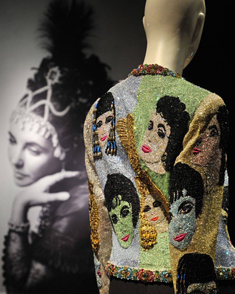 Atelier Versace entwarf die außergewöhnliche Jacke mit Konterfeis der Diva, Liz Taylor glänzte damit 1989 beim Amfar-Dinner. Die