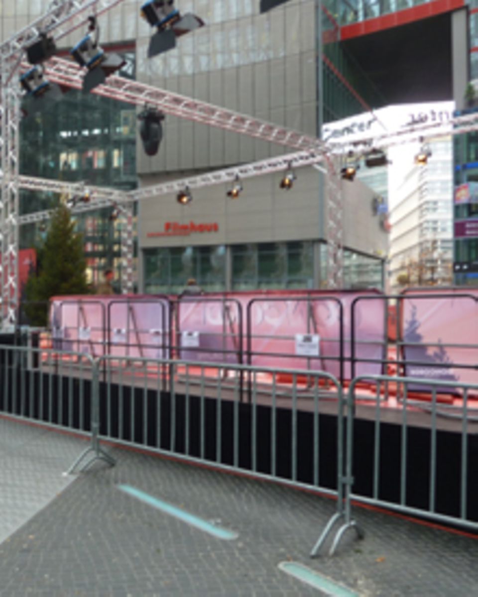 Am Mittag vor der Deutschlandpremiere von "Breaking Dawn" werden im Berliner "Sony Center" noch die letzten Vorbreitungen getrof