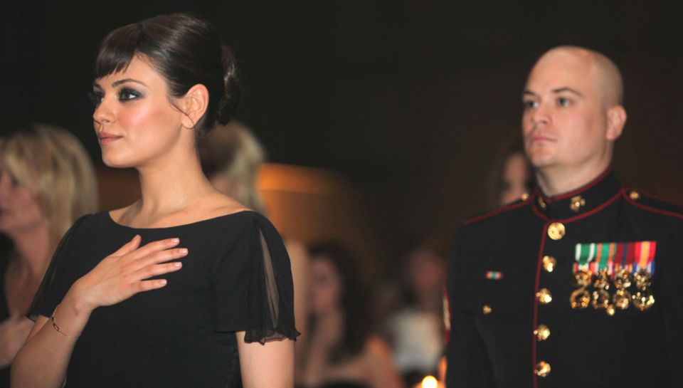 Hand aufs Herz: Mila Kunis und Scott Moore auf dem Marine-Ball in Greenville. Hand aufs Herz: Mila Kunis und Scott Moore auf dem Marine-Ball in Greenville.