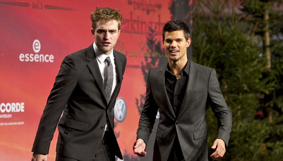 In "Breaking Dawn" zieht Jacob (Lautner) den Kürzeren gegen Vorzeige-Vampir Edward (Robert Pattinson, l.). Ganz anders im wahren In "Breaking Dawn" zieht Jacob (Lautner) den Kürzeren gegen Vorzeige-Vampir Edward (Robert Pattinson, l.). Ganz anders im wahren