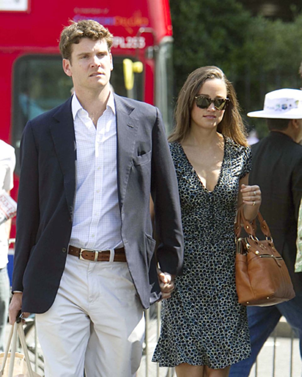 18 Monate lang war Pippa mit Alex Loudon liiert, einem ehemaligen Cricket-Profi, der nun als Banker sein Geld verdient. Seine El 18 Monate lang war Pippa mit Alex Loudon liiert, einem ehemaligen Cricket-Profi, der nun als Banker sein Geld verdient. Seine El