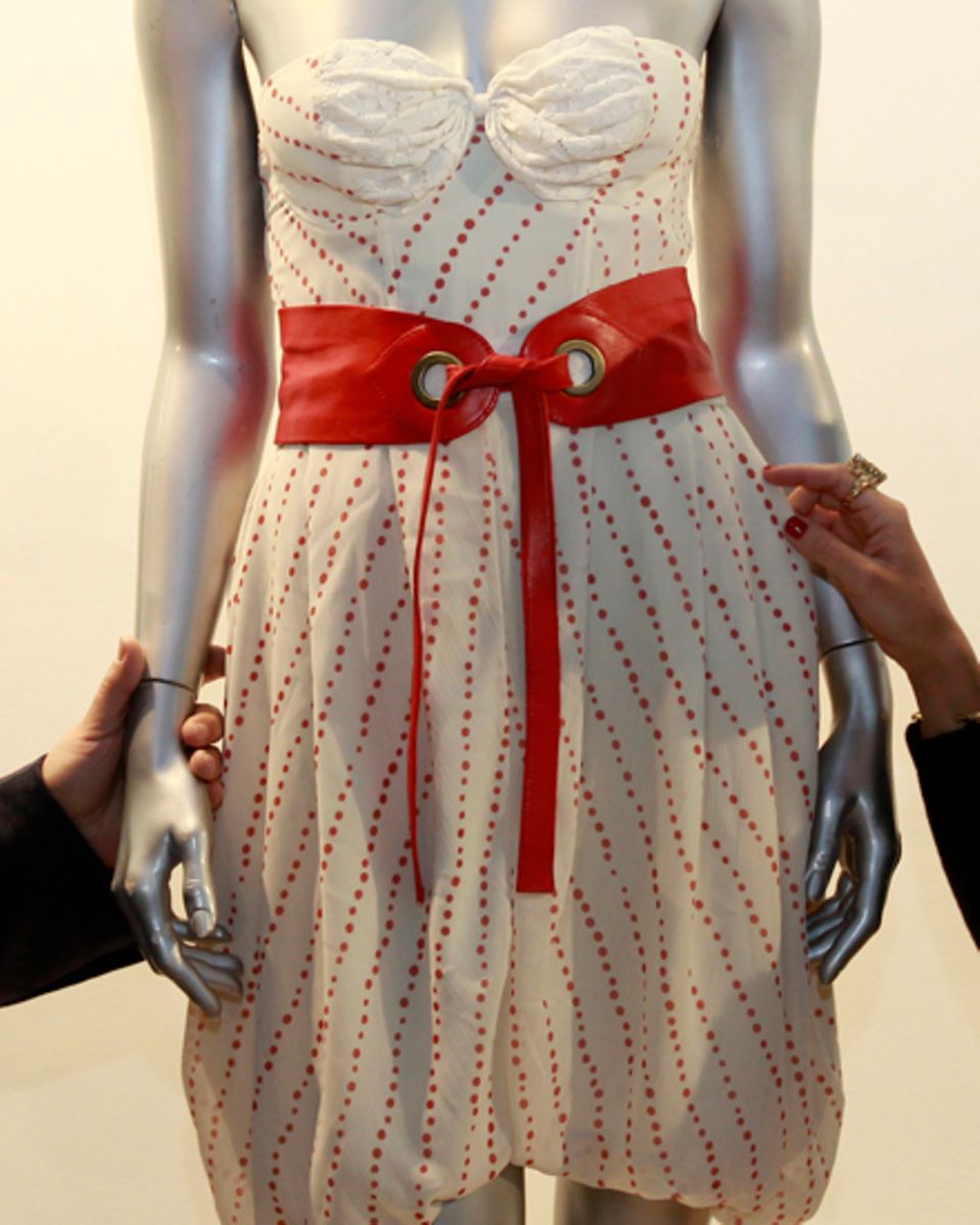 Das Kleid des Designers Disaya erzielte den stolzen Preis von 50.000 Euro und wird demnächst in der chilenischen Hauptstadt Sant