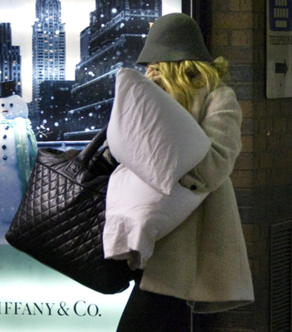 Gut getarnt, aber dennoch erkannt: Blake Lively am Bahnhof nach ihrem Wochenende mit Ryan Reynolds. Gut getarnt, aber dennoch erkannt: Blake Lively am Bahnhof nach ihrem Wochenende mit Ryan Reynolds.