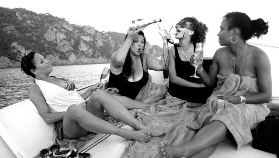 Ihre Party-Clique: Zur Entourage von Rihanna (2. v. r.) gehören unter anderem Image-Beraterin Ciarra Pardo (r.), Stylistin Marie