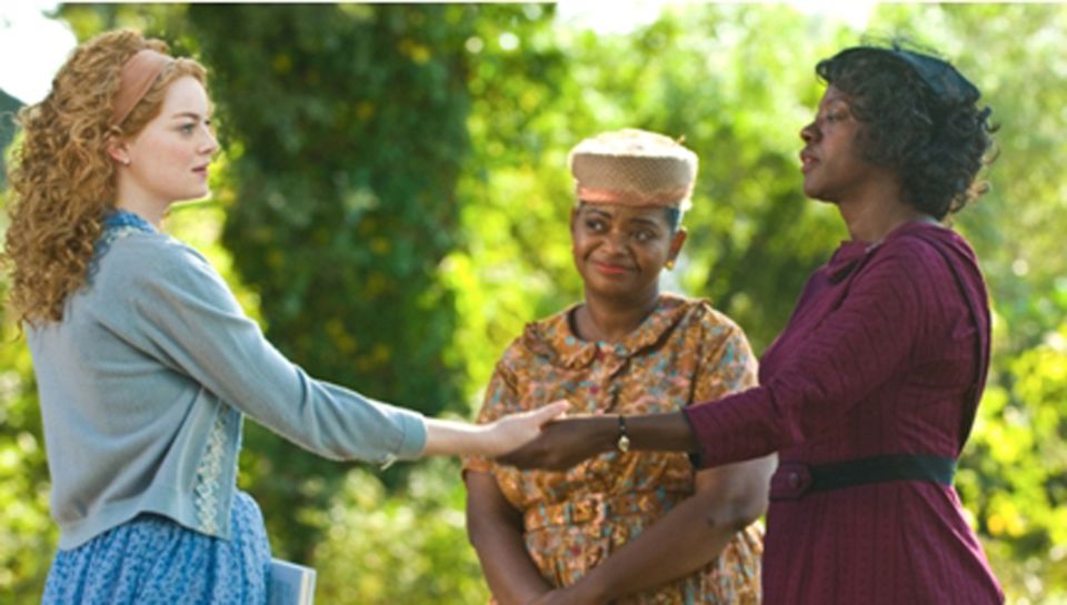 Skeeter (Emma Stone) freundet sich mit den Haushaltshilfen Aibileen (Viola Davis) und Minny (Octavia Spencer) an.