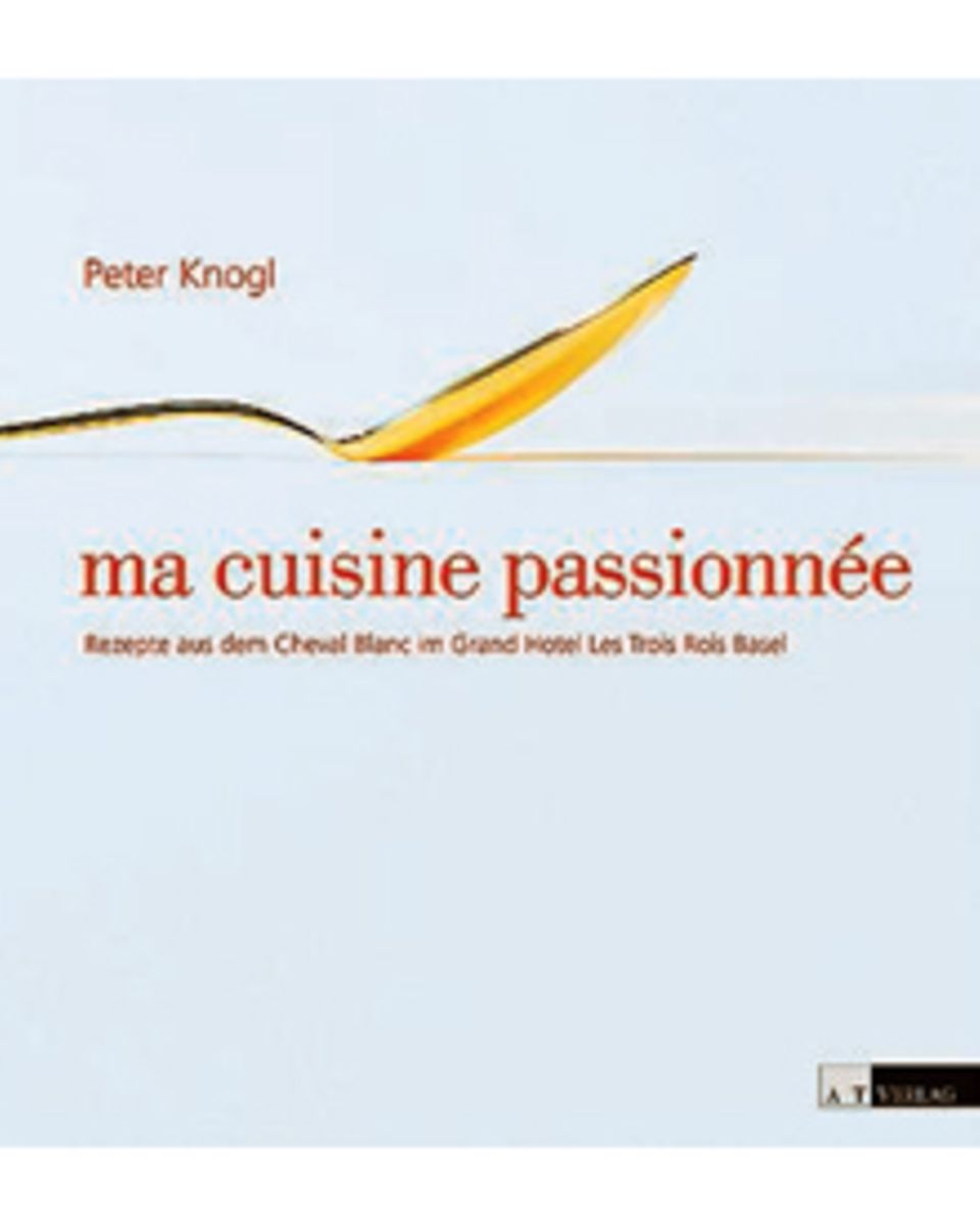 Seit 2007 ist Peter Knogl Küchenchef im Basler "Cheval Blanc". Kompositionen
wie "Taschenkrebs mit Yuzu und Senfeis" oder "Hasel Seit 2007 ist Peter Knogl Küchenchef im Basler "Cheval Blanc". Kompositionen
wie "Taschenkrebs mit Yuzu und Senfeis" oder "Hasel