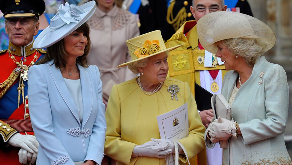 Die bürgerliche Brautmutter Carole Middleton Seite an Seite mit der Queen
und Camilla (v. l.). Die bürgerliche Brautmutter Carole Middleton Seite an Seite mit der Queen
und Camilla (v. l.).