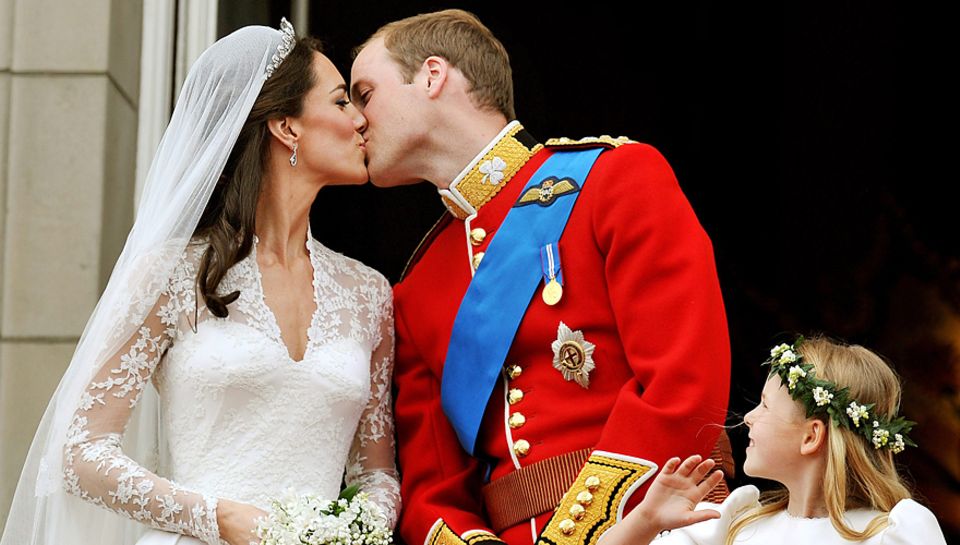 "Küsst euch, küsst euch!", riefen die Schaulustigen unter dem Balkon von Buckingham Palace - und Kate und William taten es. Den "Küsst euch, küsst euch!", riefen die Schaulustigen unter dem Balkon von Buckingham Palace - und Kate und William taten es. Den