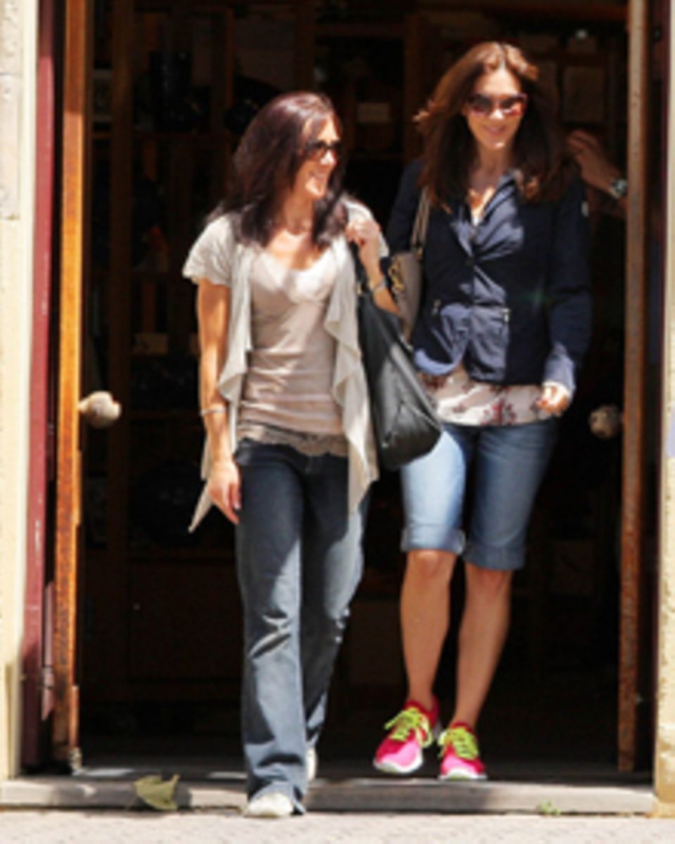 Zum Verwechseln ähnlich: Mary und ihre Schwester Patricia Bailey spazieren durch die Stadt. Zum Verwechseln ähnlich: Mary und ihre Schwester Patricia Bailey spazieren durch die Stadt.