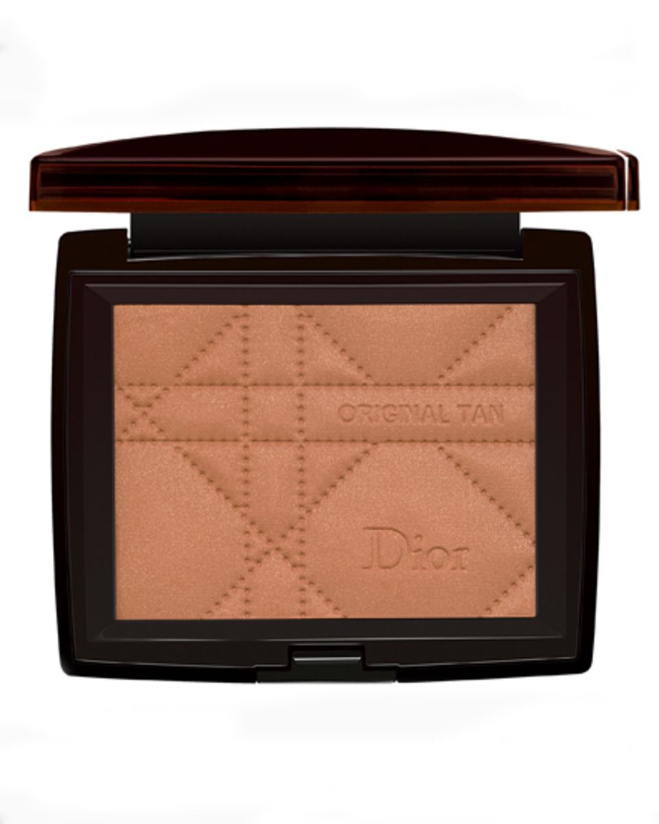 Zum auffrischen von Charlize Therons Teint, trägt ihr Visagist Shane Paish das "Bronze Original Tan"-Puder von Dior auf. Für Cha Zum auffrischen von Charlize Therons Teint, trägt ihr Visagist Shane Paish das "Bronze Original Tan"-Puder von Dior auf. Für Cha