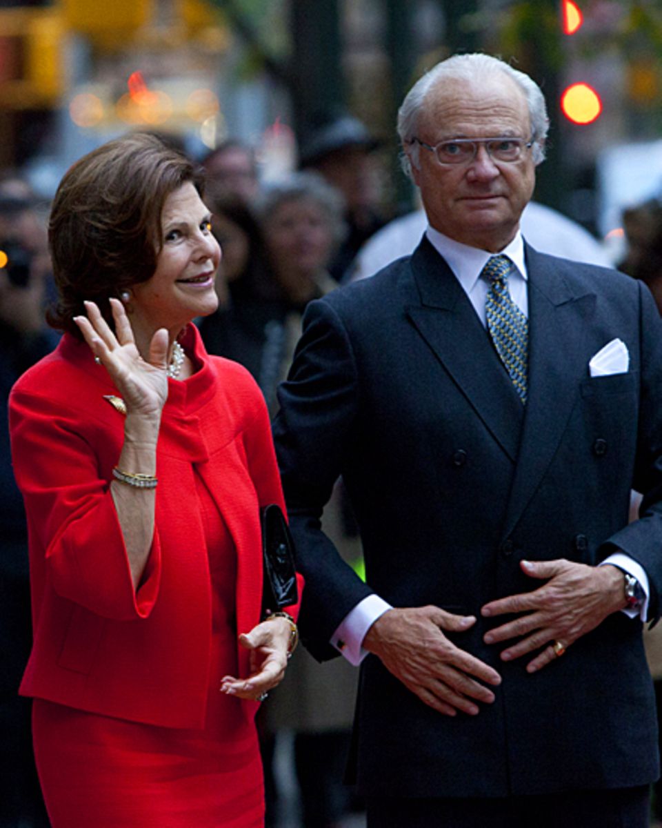 Der Rotlicht-Skandal um König Carl Gustaf belastet seine Ehe mit Königin Silvia - die trotz allem Haltung bewahrt. Was die beide Der Rotlicht-Skandal um König Carl Gustaf belastet seine Ehe mit Königin Silvia - die trotz allem Haltung bewahrt. Was die beide
