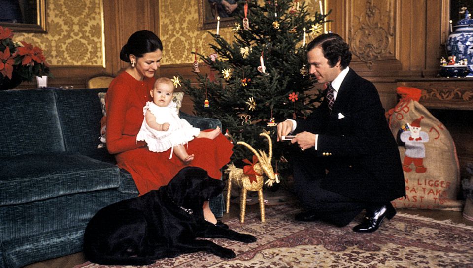 Weihnachten 1977 präsentierten Königin Silvia und König Carl Gustaf stolz ihre fünf Monate alte Victoria. Im nächsten Jahr feier Weihnachten 1977 präsentierten Königin Silvia und König Carl Gustaf stolz ihre fünf Monate alte Victoria. Im nächsten Jahr feier