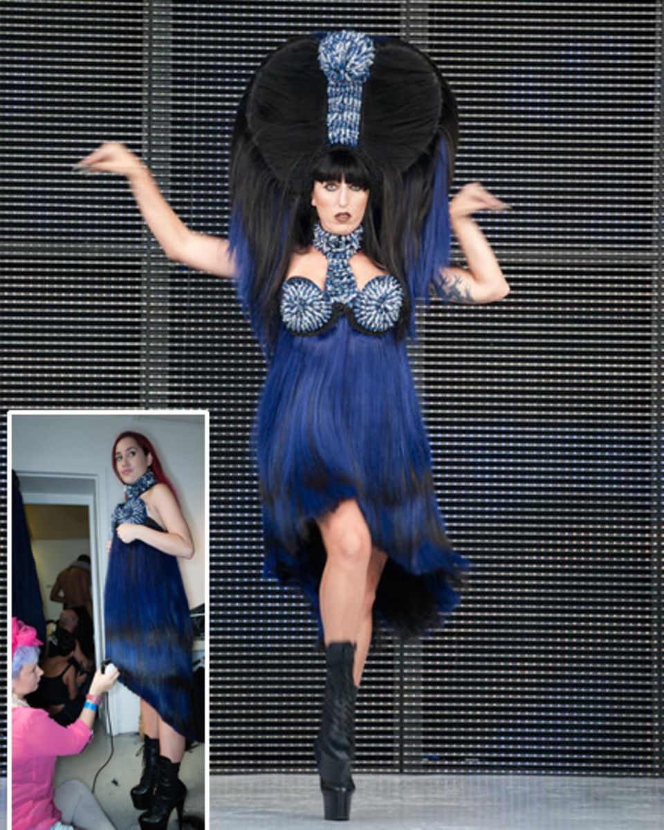 Bevor die spanische Schauspielerin Rossy de Palma den Dress auf dem Laufsteg
trägt, muss er noch getrimmt werden Bevor die spanische Schauspielerin Rossy de Palma den Dress auf dem Laufsteg
trägt, muss er noch getrimmt werden