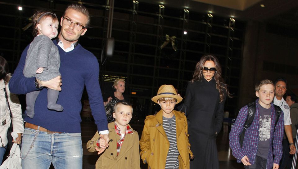 Ab nach Hause! David und Victoria Beckham mit ihren Kindern Harper, fünfeinhalb Monate, Cruz, Romeo und Brooklyn am Flughafen vo