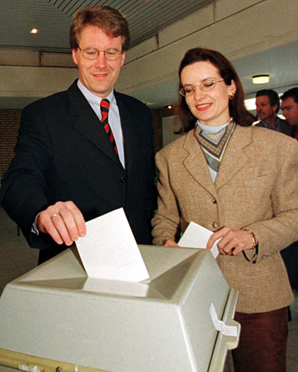 Wie ein anderer Mensch wirkte Christian Wulff früher, hier 1998 mit seiner ersten Frau Christiane.
Seriös, aber auch langweilig Wie ein anderer Mensch wirkte Christian Wulff früher, hier 1998 mit seiner ersten Frau Christiane.
Seriös, aber auch langweilig