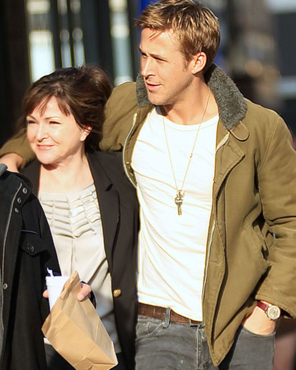 Ryan Gosling schlendert mit seiner Mutter Donna am Neujahrstag durch New York.
