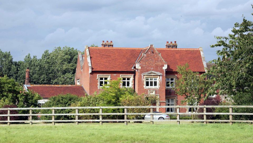 Johnny Depps neu erworbene Farm in der Nähe des Dörfchens Burnham Market in Norfolk hat zwölf Schlafzimmer, Wiesen und Wald, ein Johnny Depps neu erworbene Farm in der Nähe des Dörfchens Burnham Market in Norfolk hat zwölf Schlafzimmer, Wiesen und Wald, ein