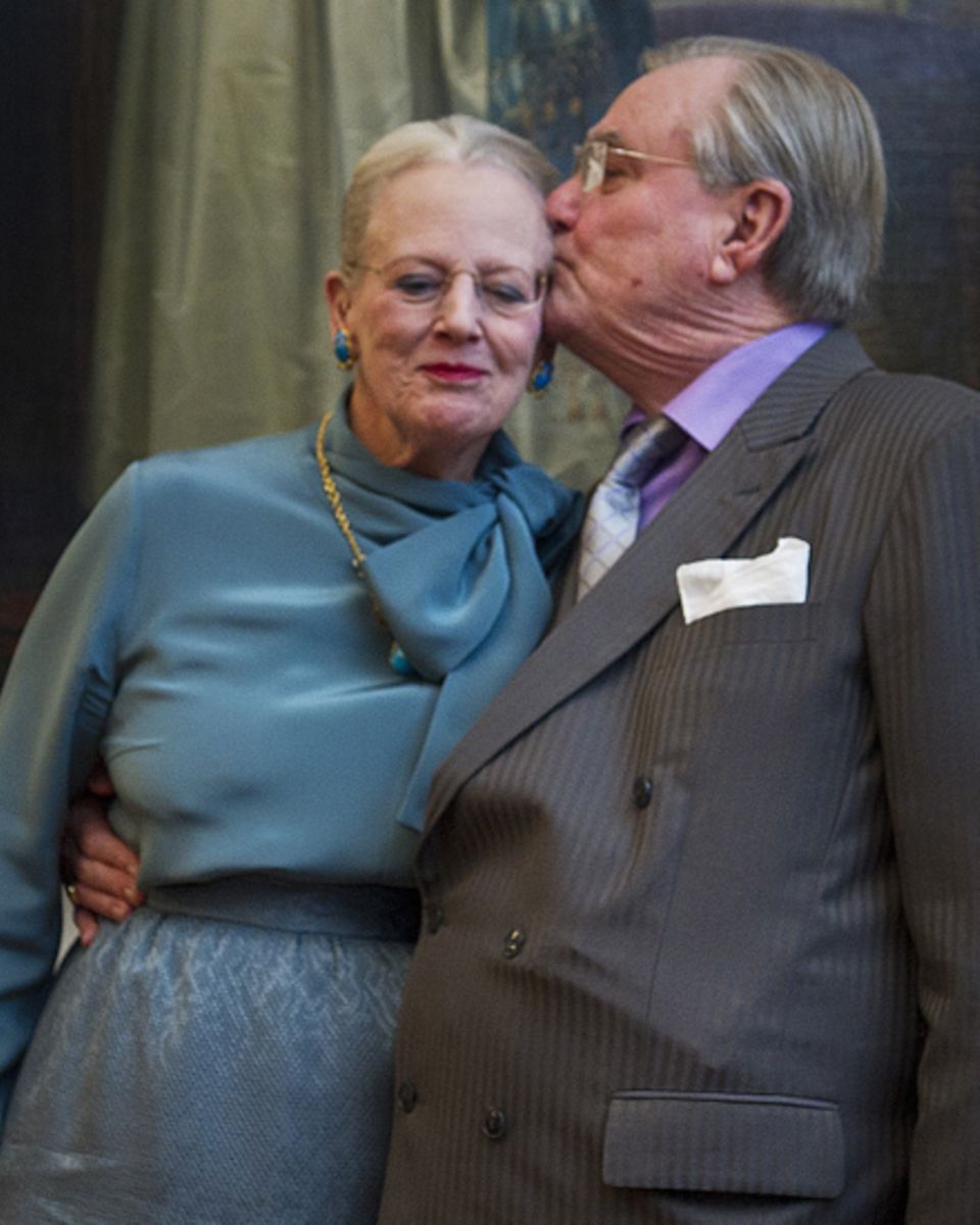Ein Kuss für "Daisy":Prinz Henrik küsst seine Frau herzlich auf die Wange. Die beiden sind seit 45 Jahren verheiratet und wirken Ein Kuss für "Daisy":Prinz Henrik küsst seine Frau herzlich auf die Wange. Die beiden sind seit 45 Jahren verheiratet und wirken
