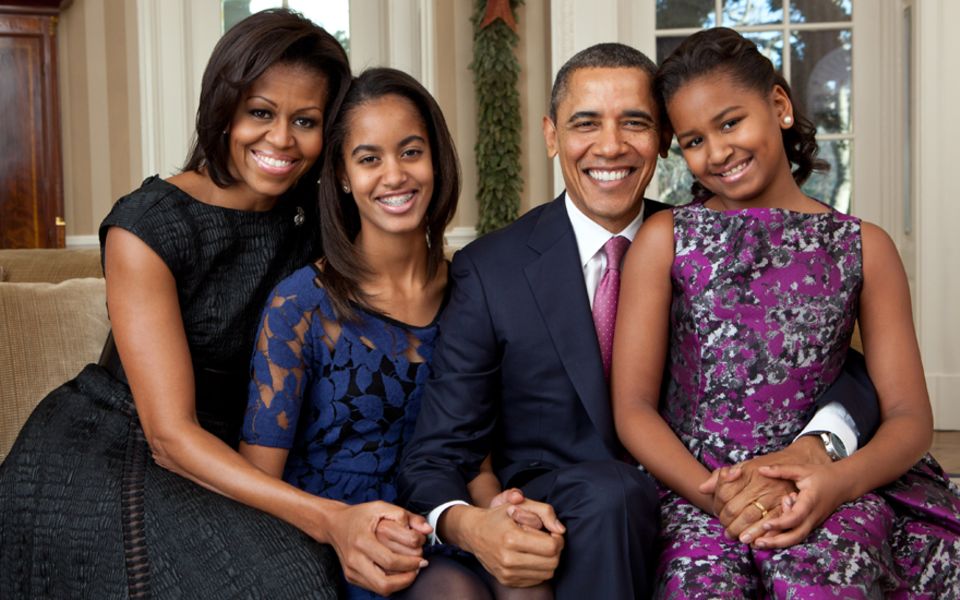 Michelle Obama mit Barack und ihren beiden Töchtern Sasha und Malia beim offiziellen Weihnachtsportait im Oval Office. Michelle Obama mit Barack und ihren beiden Töchtern Sasha und Malia beim offiziellen Weihnachtsportait im Oval Office.