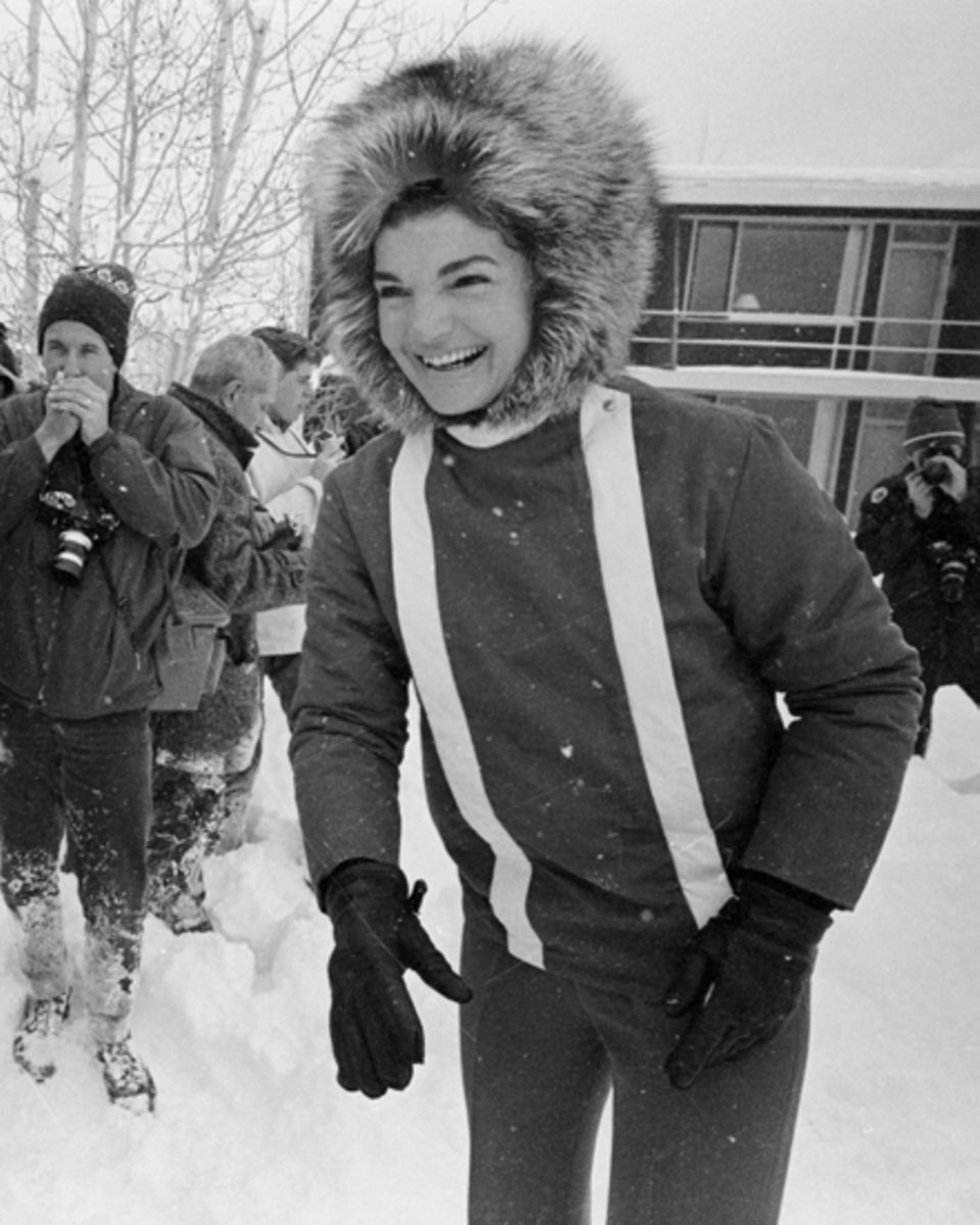 Trendsetterin Jackie Kennedy. Die pelzbemützte frühere First Lady, hier zwei Tage vor Silvester
 1964, lernte in Aspen Skifahren.
