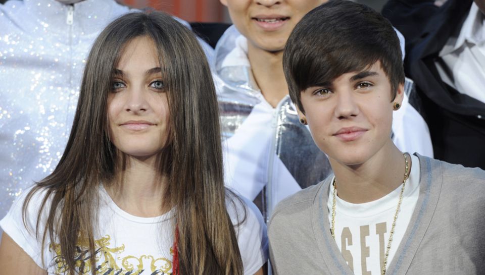Sie blieb cool: Die 13-jährige Paris Jackson moderierte Teenieschwarm Justin Bieber souverän an.