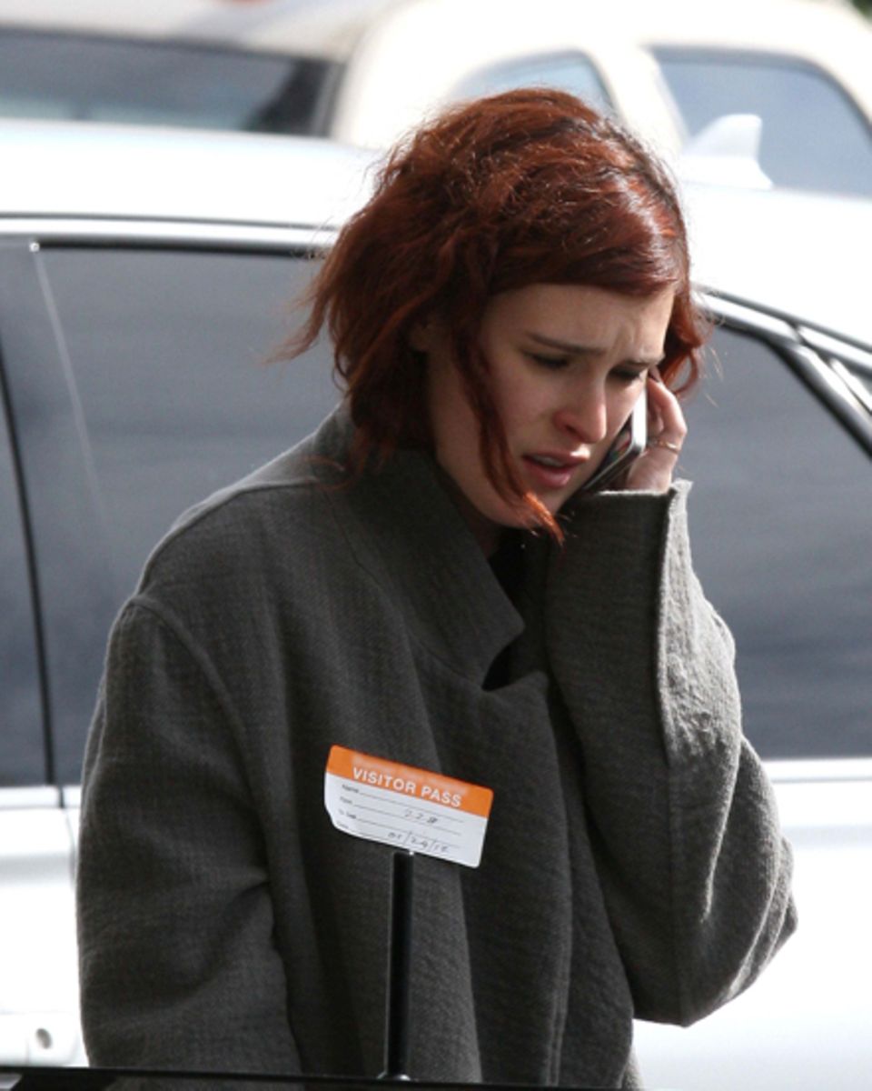 Rumer Willis, hier vor dem "Sherman Oaks Hospital", informierte Ashton Kutcher über den Zustand ihrer Mutter Demi Moore. Rumer Willis, hier vor dem "Sherman Oaks Hospital", informierte Ashton Kutcher über den Zustand ihrer Mutter Demi Moore.